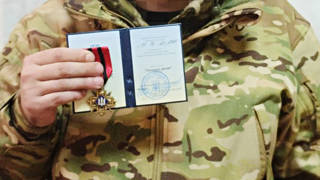 Воїн-працівник Запоріжвогнетриву отримав відзнаку «Золотий хрест»